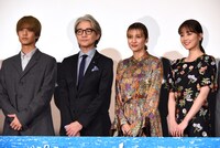 左から高橋海人、吉岡秀隆、柴咲コウ、生田絵梨花。