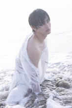 「前田拳太郎1st写真集 Awake」より。