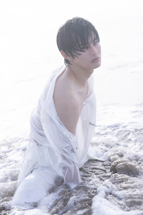 「前田拳太郎1st写真集 Awake」より。