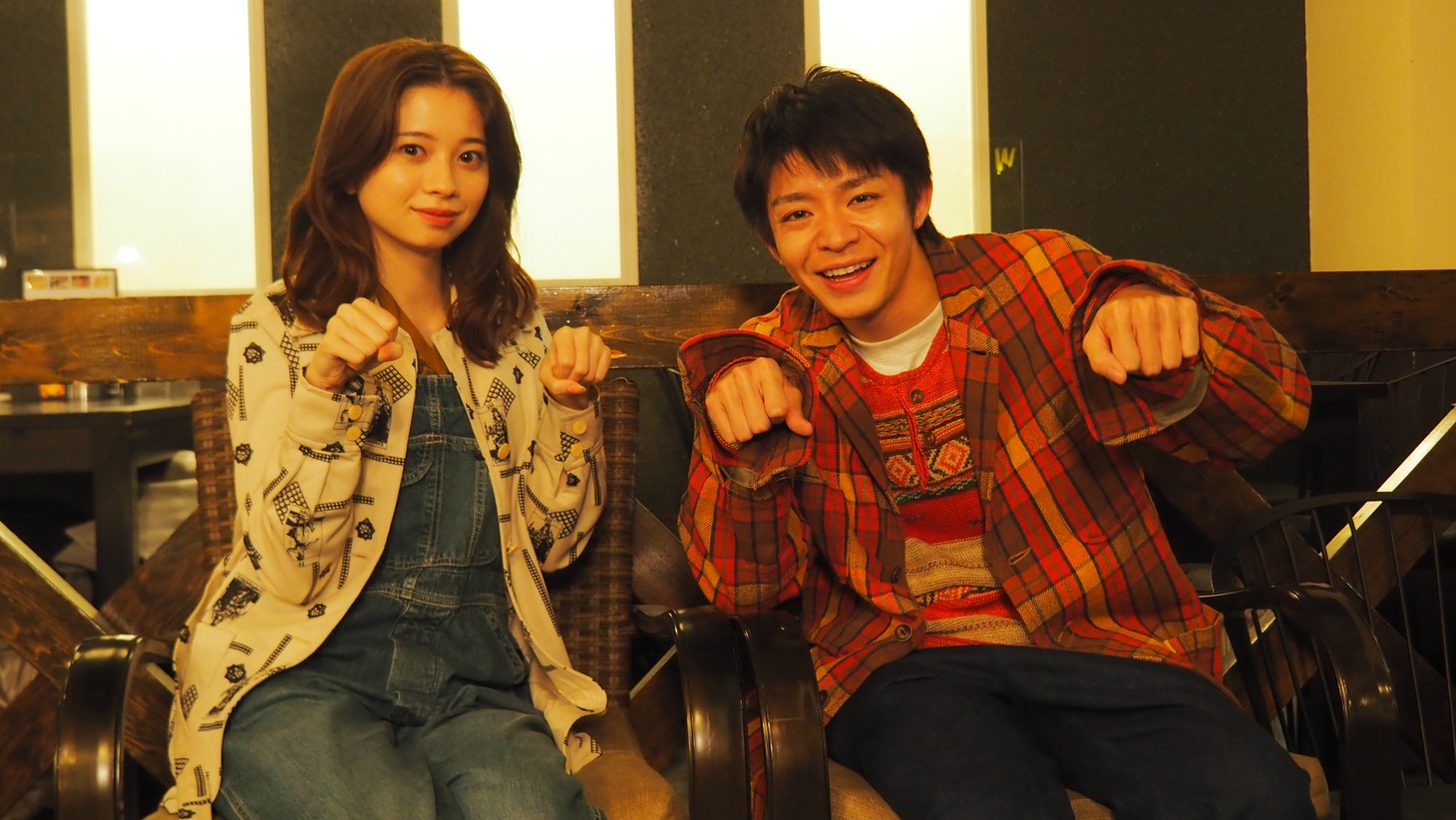 左から桜田ひより、岸優太。