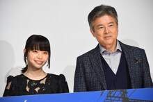 左から岸井ゆきの、三浦友和。