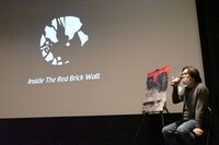 「理大囲城」公開記念トークイベントの様子。監督はオンラインにて音声のみで参加し、リム・カーワイが通訳を担当。