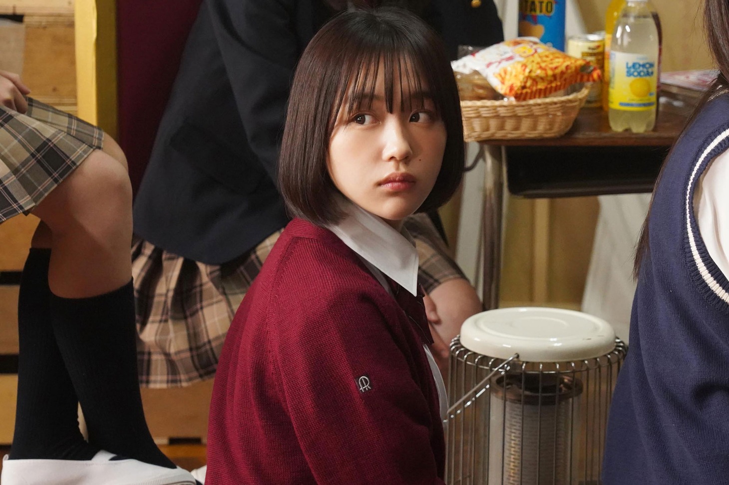 「瑠璃も玻璃も照らせば光る」より、なえなの演じる白川茜。