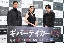 「連続ドラマW ギバーテイカー」完成披露試写会の様子。左から池内博之、中谷美紀、菊池風磨。