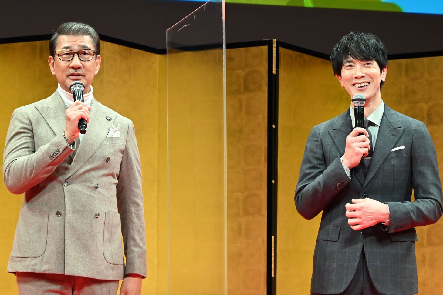左から中井貴一、佐々木蔵之介。
