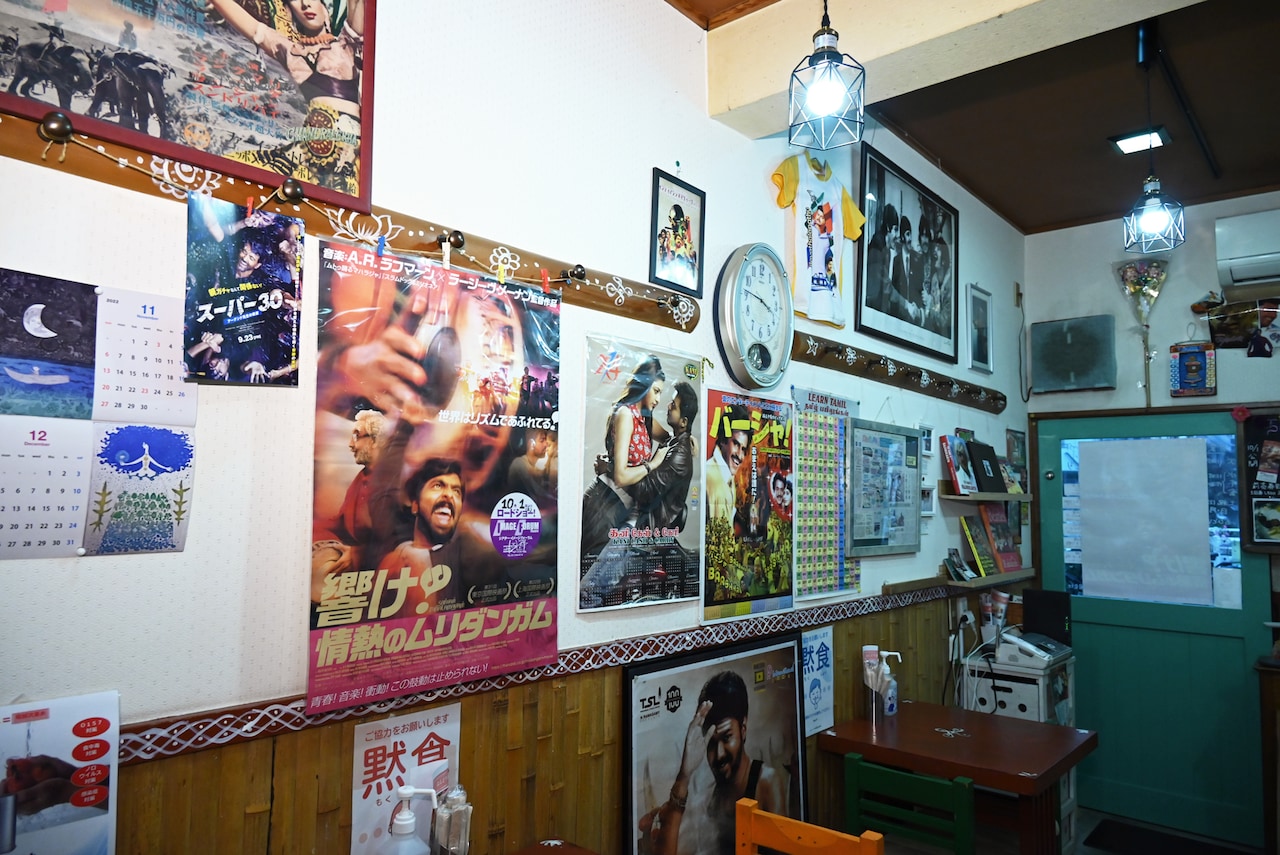 なんどり店内に貼られたインド映画のポスター。