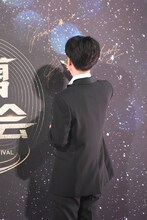 サインを書く佐藤健。