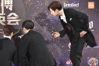 サインを書く位置を探す金城碧海（右）。