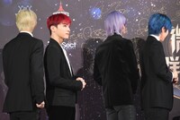 サインを書く順番を待つ川西拓実（左から2人目）。