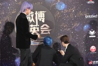 サインを書くJO1。