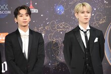 フォトセッションの開始を静かに待つ川尻蓮（左）と白岩瑠姫（右）。