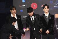 スタッフにペンを返却する河野純喜（左から2人目）。