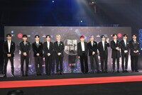 サインを書き終え、整列したJO1。