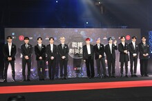 サインを書き終え、整列したJO1。