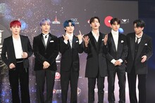 思い思いにポーズを披露するJO1。