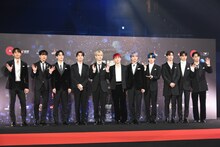 フォトセッション時に、カメラに向かって自由にポーズを取るJO1。