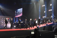 メインステージへ移動するJO1。