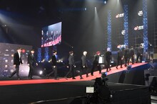 メインステージへ移動するJO1。