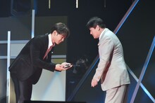 トロフィーを受け取る與那城奨（左）。