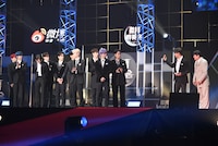 ステージ中央に集まるよう、メンバーを呼ぶ與那城奨（右から2人目）。