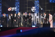 ステージ中央に集まるよう、メンバーを呼ぶ與那城奨（右から2人目）。