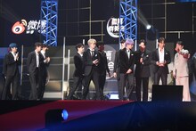 與那城奨に呼ばれ、中央へ集まるJO1メンバー。