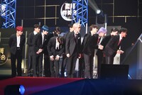 ステージを去るプレゼンターに、礼をするJO1。