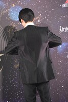 ペンのふたを開ける萩原利久。