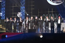 中国語でグループの挨拶をするJO1。