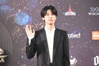 緊張気味な表情で手を振る萩原利久。