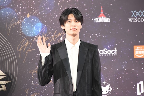 緊張気味な表情で手を振る萩原利久。