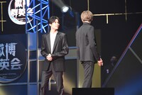 目を見合わせる萩原利久（左）と八木勇征（右）。