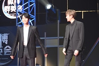 左から萩原利久、八木勇征。