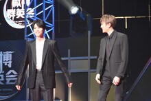 左から萩原利久、八木勇征。