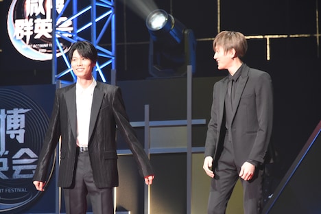 左から萩原利久、八木勇征。