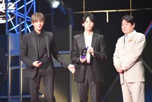 八木勇征（左）と萩原利久（中央）。