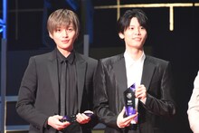 左から八木勇征、萩原利久。