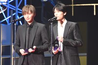 左から八木勇征、萩原利久。