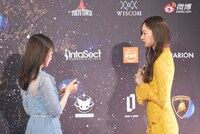 サインを終え、ペンにふたをする秋元真夏（左）と梅澤美波（右）。