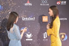 サインを終え、ペンにふたをする秋元真夏（左）と梅澤美波（右）。