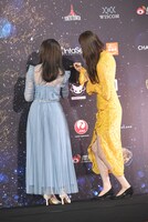 サインをする秋元真夏（左）と梅澤美波（右）。