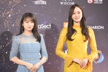 左から秋元真夏、梅澤美波。