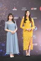 左から秋元真夏、梅澤美波。