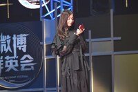 トロフィーを見つめる齋藤飛鳥。