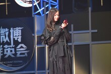 トロフィーを見つめる齋藤飛鳥。