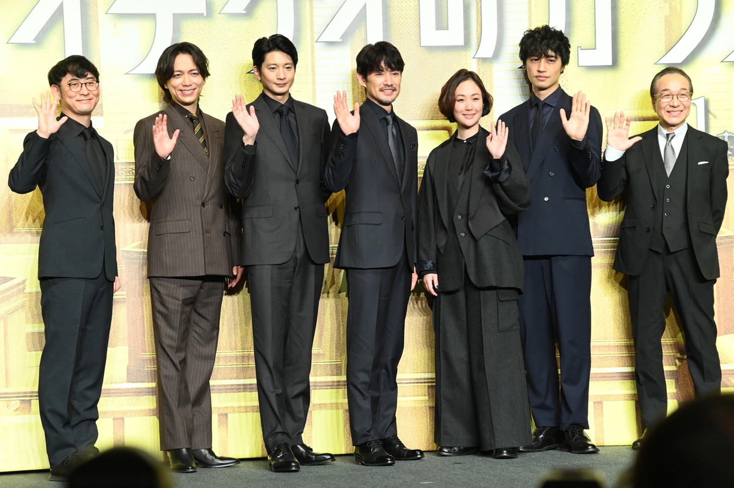 「映画 イチケイのカラス」完成報告会の様子。左から田中亮、山崎育三郎、向井理、竹野内豊、黒木華、斎藤工、小日向文世。