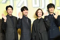 左から向井理、竹野内豊、黒木華、斎藤工。
