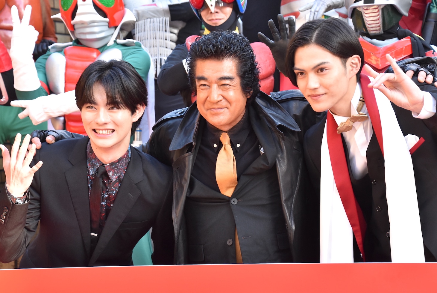 左から前田拳太郎、藤岡弘、、簡秀吉。