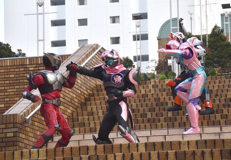 「生誕50周年記念 THE仮面ライダー展」オープニングセレモニーの様子。