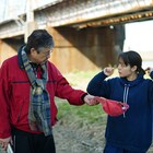 岸井ゆきのへ三浦友和が帽子を手渡し、「ケイコ 目を澄ませて」新場面写真